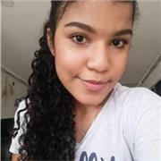 Profesora de matemáticas imparte clases a estudiantes de primaria y bachillerato